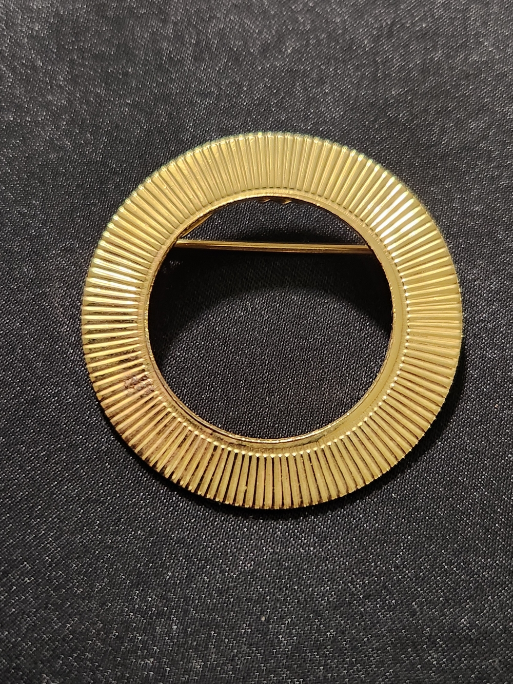 Vintage Gold Tone Ribbed Sunburst Circle Pin Brooch | Textured Round Eternity